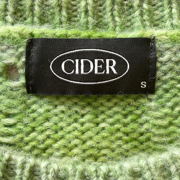 Women’s Oversized Cropped Sweater - Picture 3 of 3